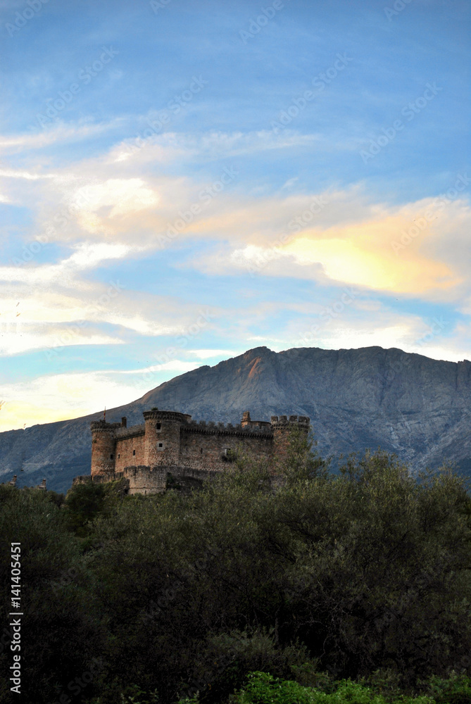 Fototapeta premium Castillo y Montaña