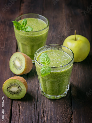  Green smoothies with kiwi fruit 