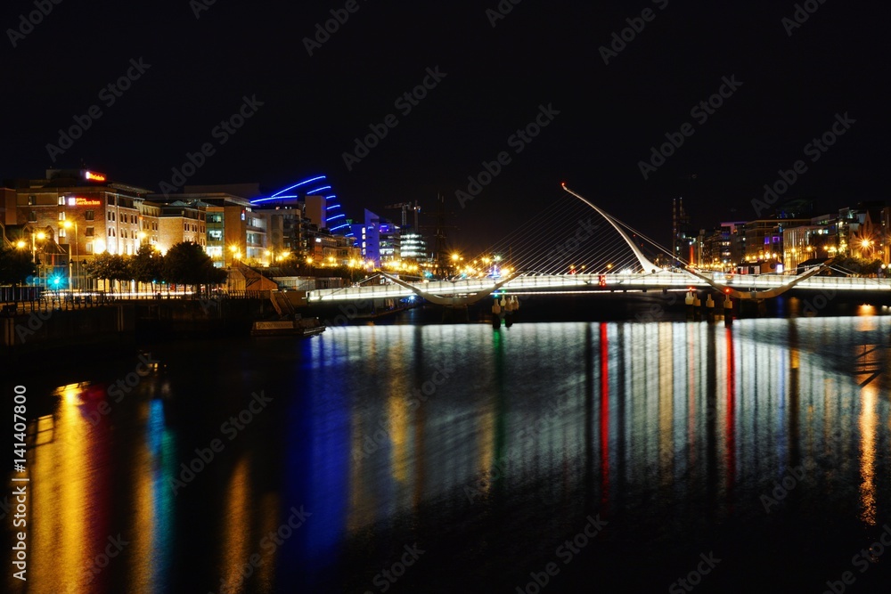 Nachts am Fluss in Dublin, Irland Nachts am Fluss in Dublin, Irland