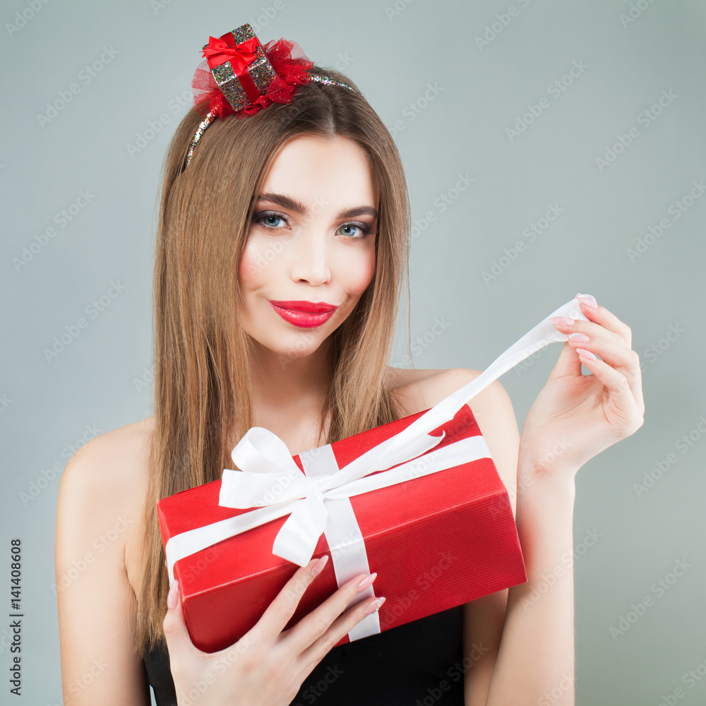 Beautiful Model Girl Open Red Gift Box. Sexy Woman Smiling foto de Stock |  Adobe Stock