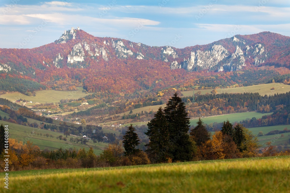Naklejka premium Panoramic autumnal view from Sulov rockies