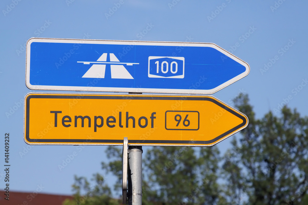 Fototapeta premium Verkehrsschild Autobahn A 100 Tempelhof Berlin