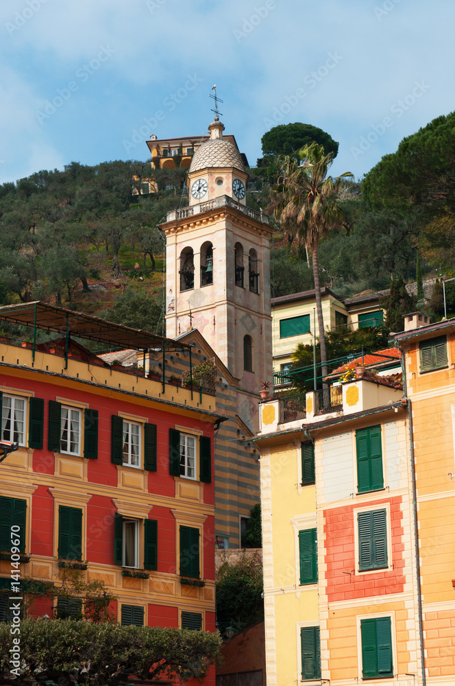 Obraz premium Portofino, 16/03/2017: vista della Chiesa di San Martino, costruita nel XII secolo nella zona più antica del borgo