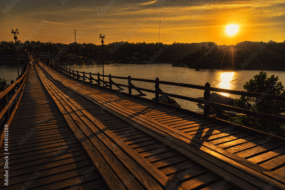 Naklejka premium サンクラブリー モン族の橋