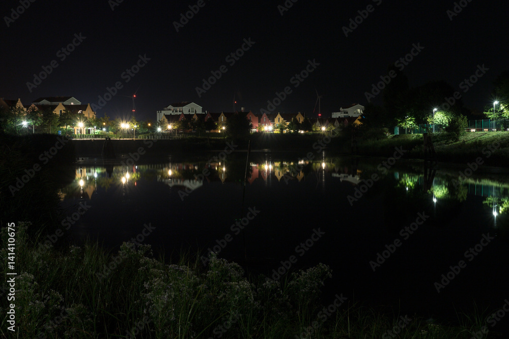 Flusspanorama bei Nacht