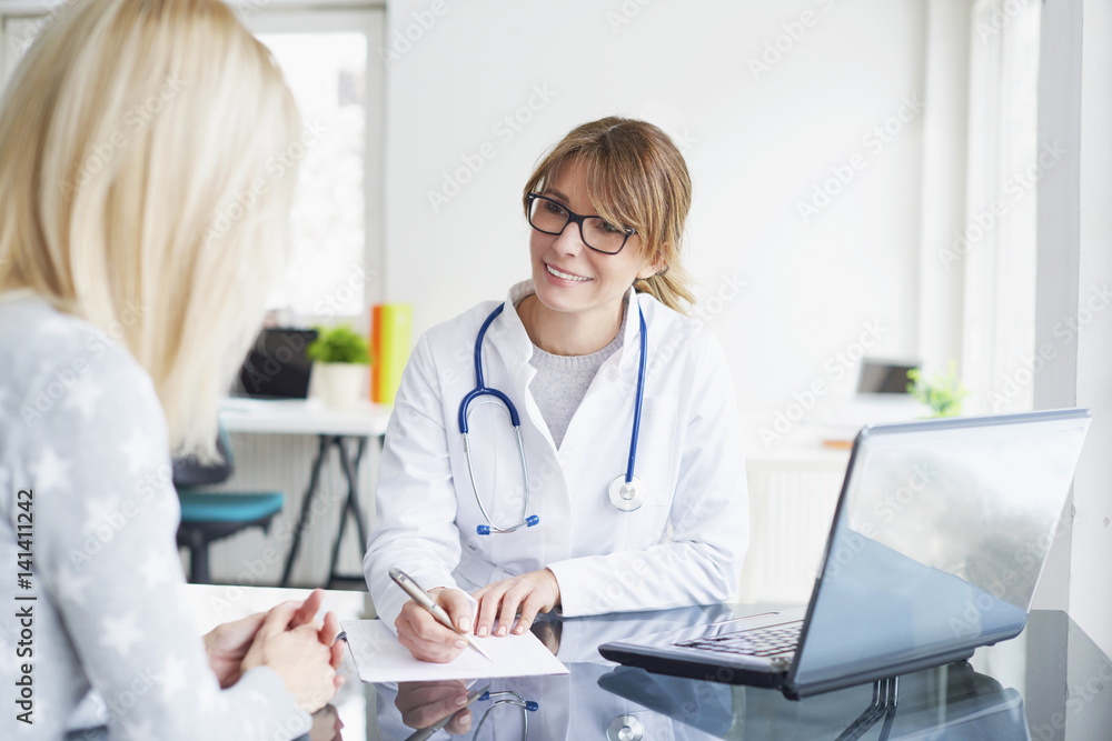 Femme De Docteur Au Travail Portrait Du Médecin Féminin à L'aide De  L'ordinateur Portable Tout En Tenant La Réception Proche à La Image stock -  Image du praticien, main: 138258093