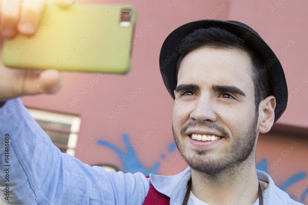Obraz premium traveler and tourists on the street of the city with the camera