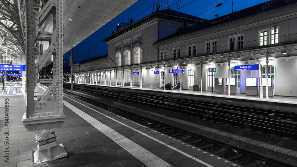 Fototapeta premium Haubtbahnhof Salzburg