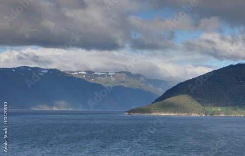 paysage des fjords en Norvège © Lotharingia