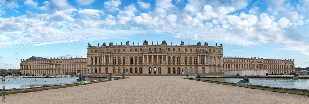 Fototapeta Tylna fasada pałacu w Wersalu, symbol władzy króla Ludwika XIV, Francja. Widok panoramiczny