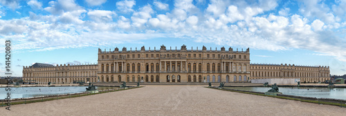 Fototapeta Tylna fasada pałacu w Wersalu, symbol władzy króla Ludwika XIV, Francja. Widok panoramiczny