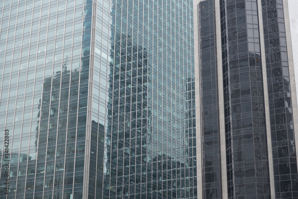 Obraz premium Mirror tall buildings locating opposite each other