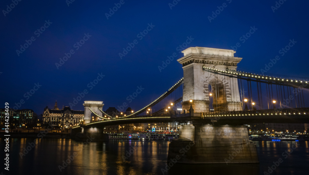 Obraz premium Chain bridge in night Budapest Hungary