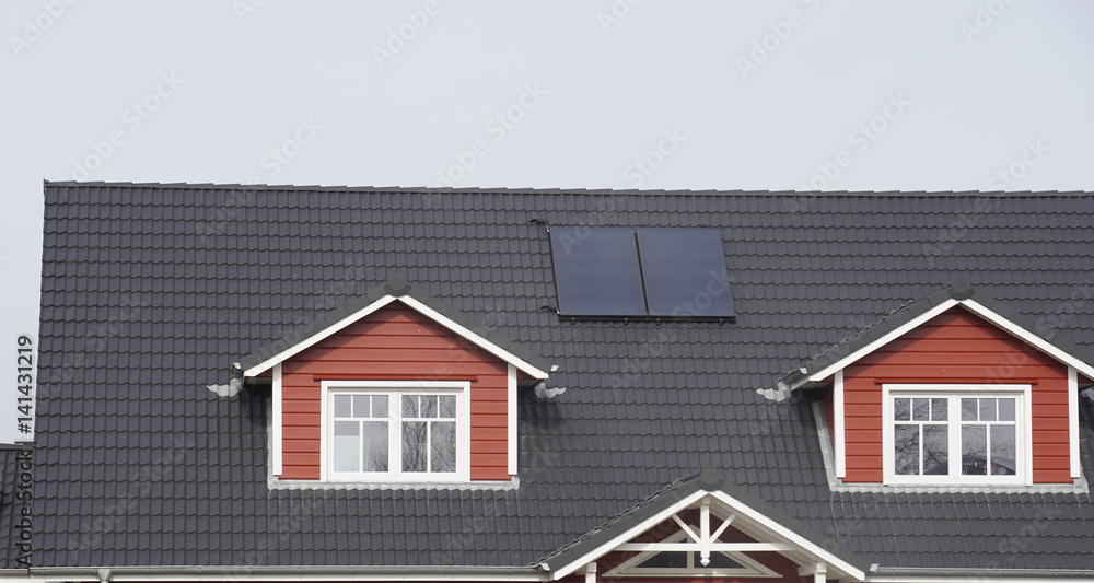 Dach eines Hauses mit Solaranlage und Dachgauben