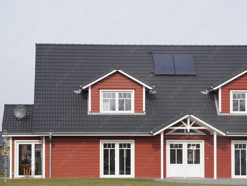 Doppelhaushälfte mit Solaranlage auf dem Dach Doppelhaushälfte mit Solaranlage auf dem Dach