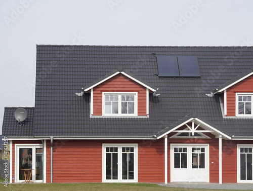 Doppelhaushälfte mit Solaranlage auf dem Dach