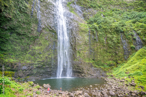Fototapeta Turyści cieszący się niesamowitym Hanakapi'ai zakochują się w wyspie Kauai na Hawajach