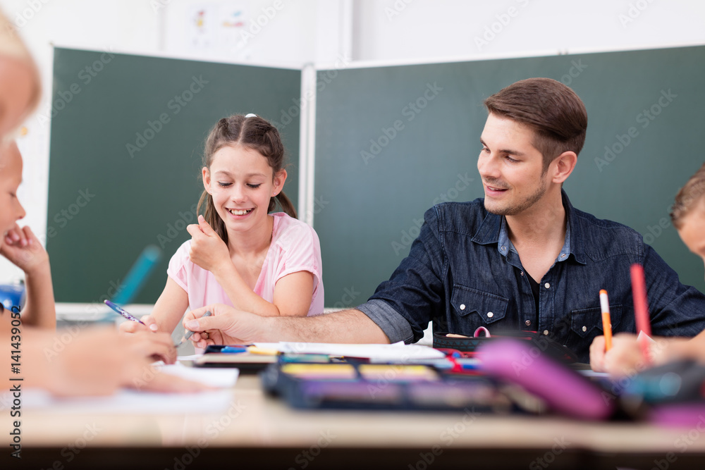 Fototapeta premium Grundschullehrer erklärt