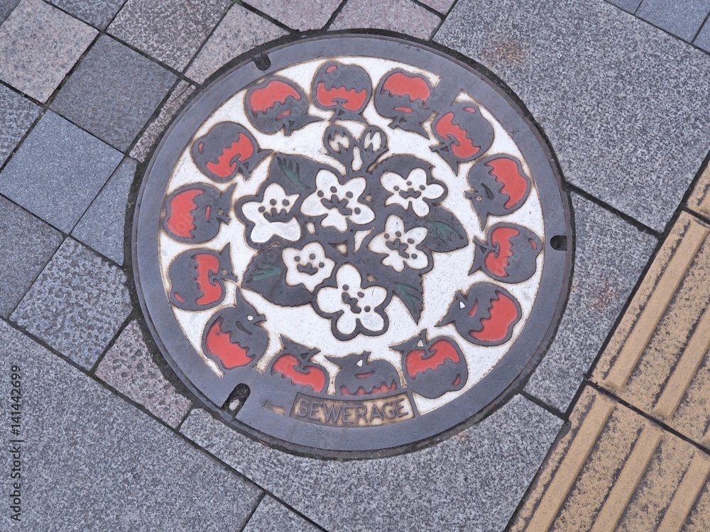 Manhole cover of Nagano engraved with apple. Apples are one of the special products of Nagano. The yield of apples in Nagano is the second largest in Japan.