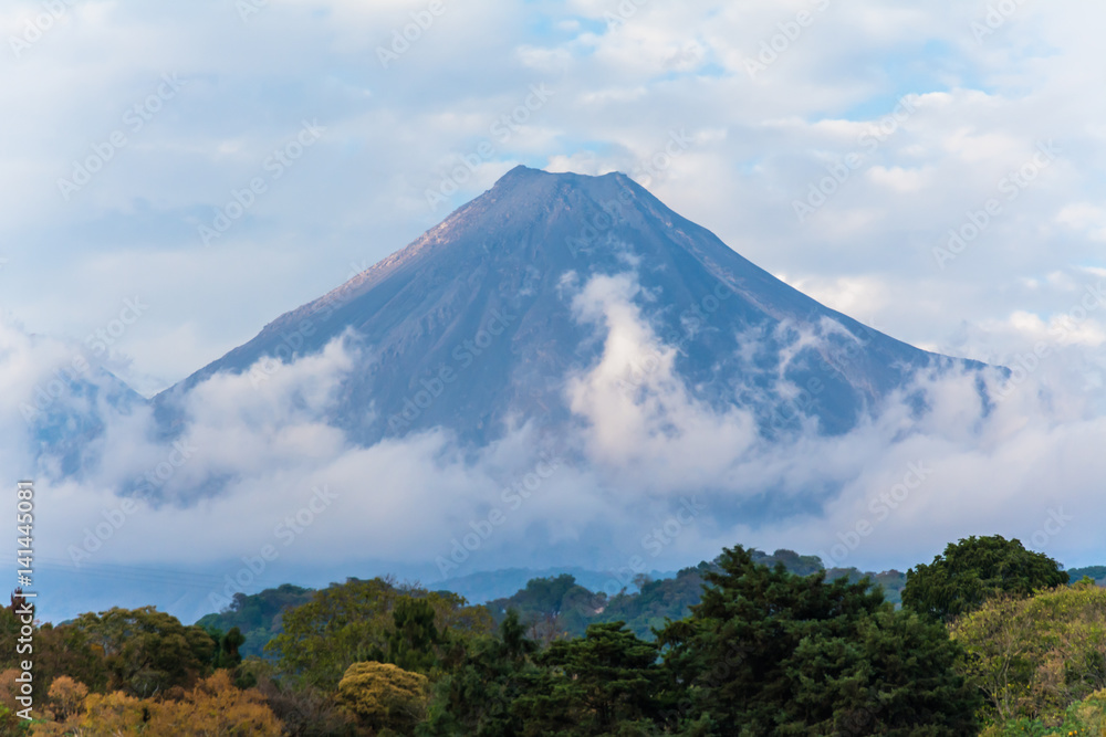 El volcán de Colima una gran montaña.