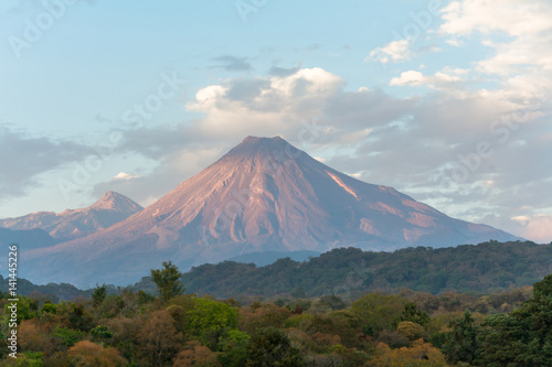 El volcán de Colima muestra su grandeza.