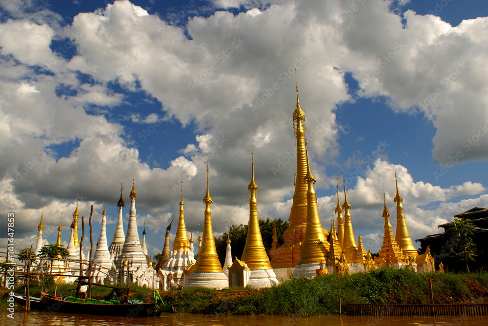 Naklejka premium Myanmae stupas