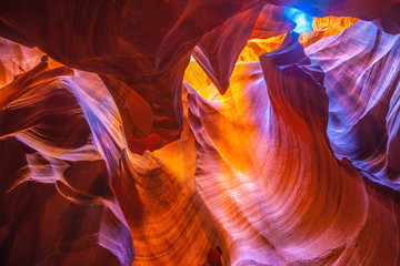 Fotobehang Canyon Smalle gangen Antelope Canyon  © Kushnirov Avraham