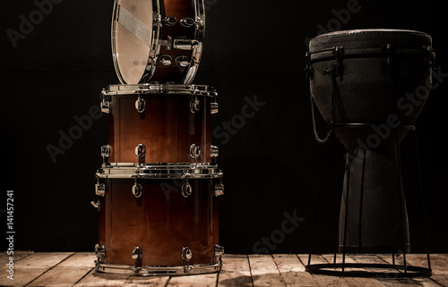 Foto musical percussion instruments on black background drum Bongo and snare