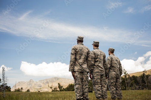 Foto Group of military soldiers standing in line