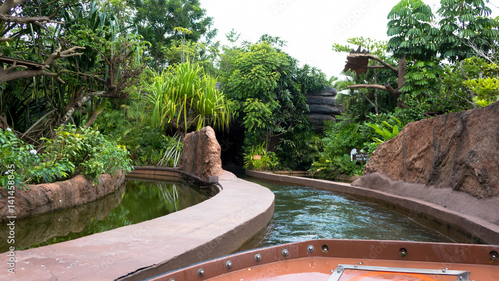 Obraz premium Park mit Flusslandschaft in Singapur