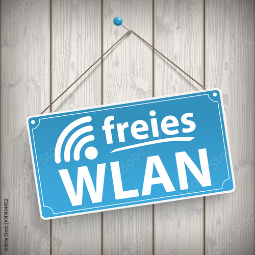 Schild Freies Wlan hängend auf einer Holzwand