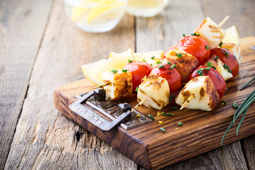 Stickers Grill / Barbecue Halloumi kerstomaat spiesjes op grill  © istetiana