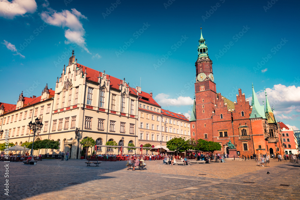 Naklejka premium Scena kolorowe rano na wrocławskim rynku z ratuszem.