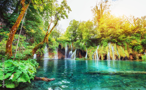 Fototapeta Naklejka Na Ścianę i Meble -  Waterfalls in national park falling into turquoise lake. Plitvice, Croatia
