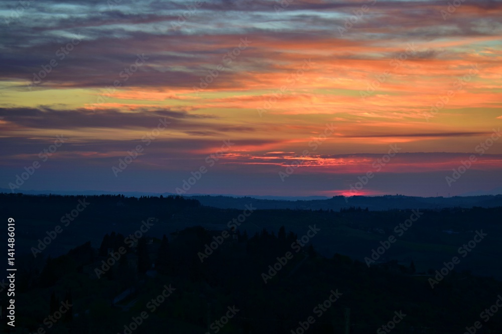 tramonto con sfumature colorate nelle campagne della Toscana