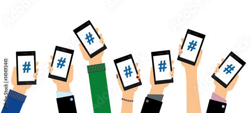 Personen zeigen Hashtags auf ihren Smartphones