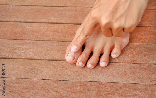 Point to Damaged toenail, broken nail