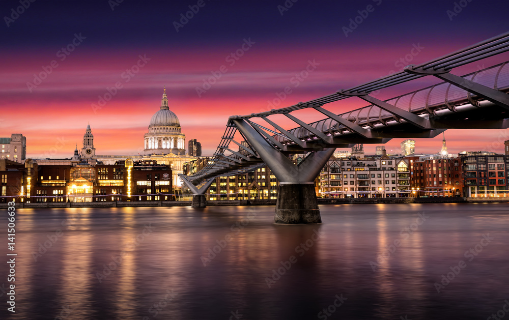 Dramatischer Sonnenuntergang hinter der St. Pauls Kathedrale in London 