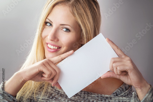 Blondine präsentiert Aktion oder Gutschein blanko