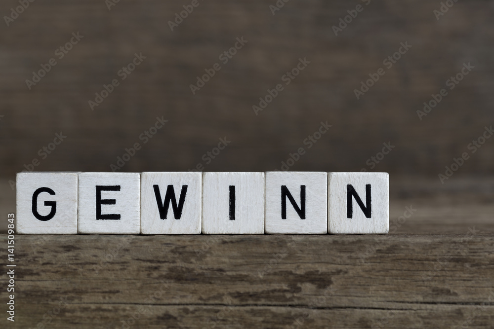 Fototapeta premium Niemieckie słowo zysk, zapisane w kostkach