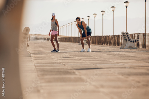 Canvas Print Young couple about to run on the promenade