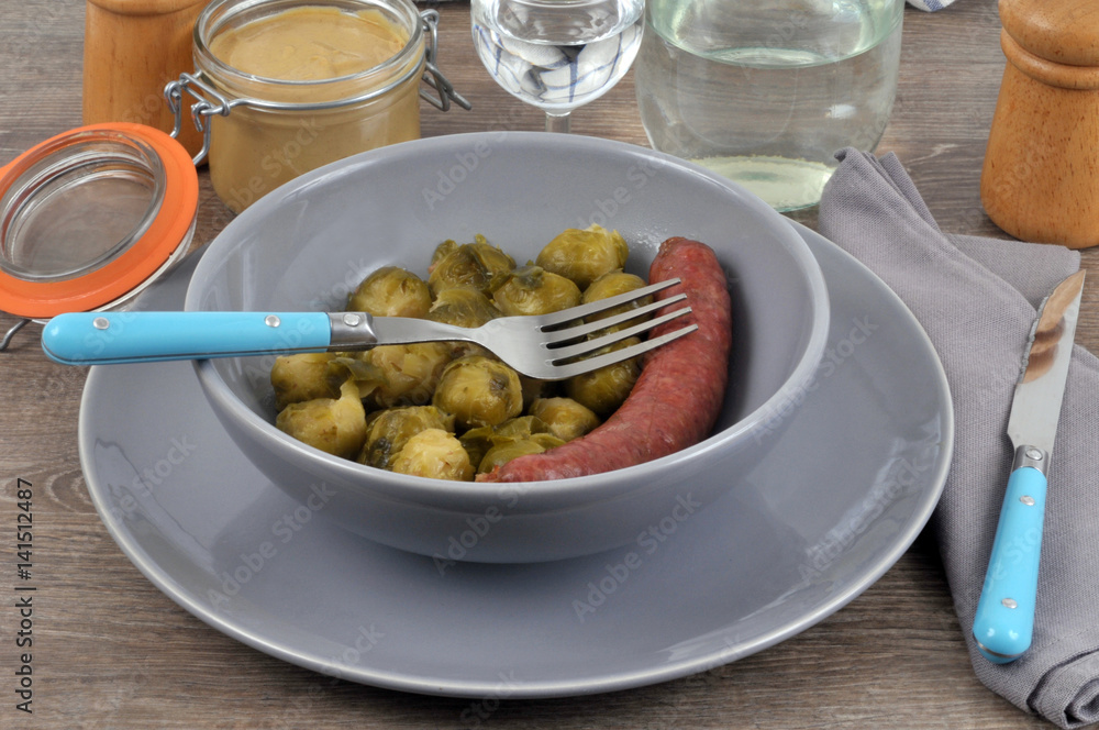 Saucisse avec des choux de Bruxelles