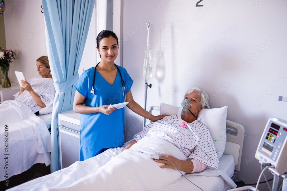 Obraz premium Female doctor consoling female senior patient