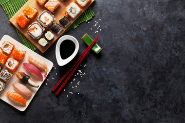 Gordijnen Sushi bar Sushi en maki op leisteen  © Evgeny Karandaev