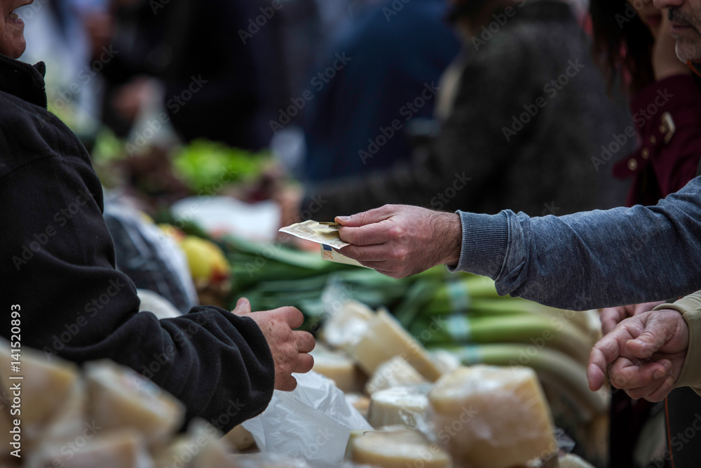 Comprando y vendiendo en un mercado tradicional Comprando y vendiendo en un mercado tradicional