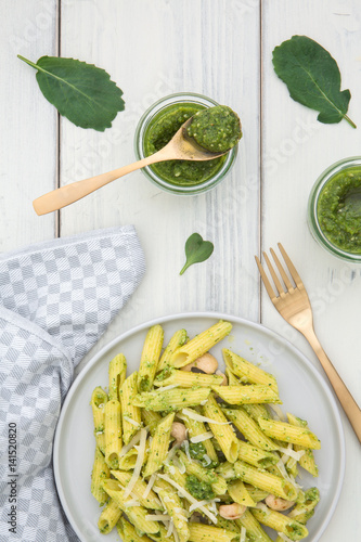 Obraz na płótnie Teller mit Pasta und Pesto aus Radieschengrün auf einem alten weissen Holzuntergrund w salonie