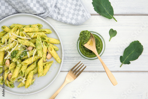 Obraz na płótnie Teller mit Pasta und Pesto aus Radieschengrün auf einem alten weissen Holzuntergrund w salonie