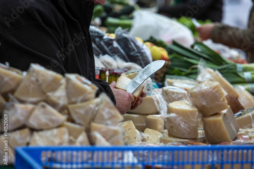 Vendedor de queso en mercado photo