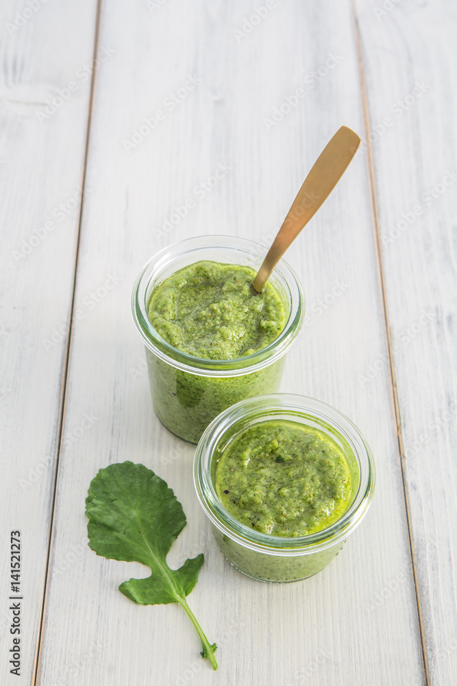 Pesto aus Radieschengrün auf einem alte weissen Holzuntergrund