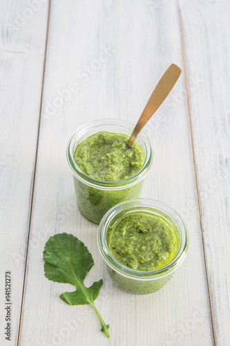Obraz na płótnie Pesto aus Radieschengrün auf einem alte weissen Holzuntergrund w salonie